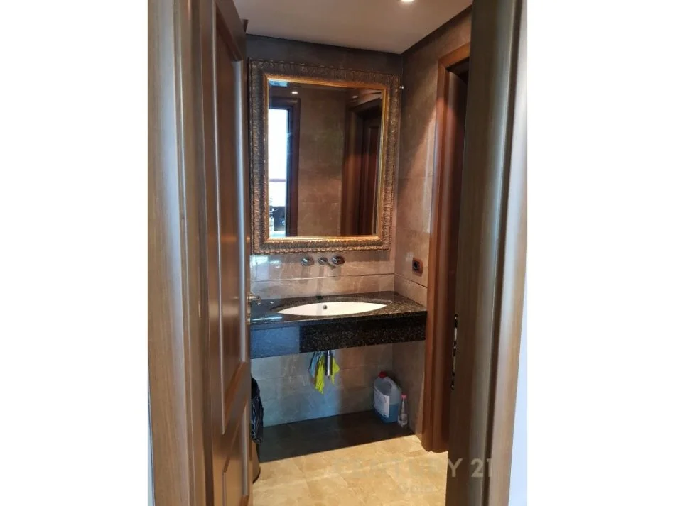 Tirane, jepet me qera zyre Kati 3, 70 m² 850 € (Rruga e barrikadave)