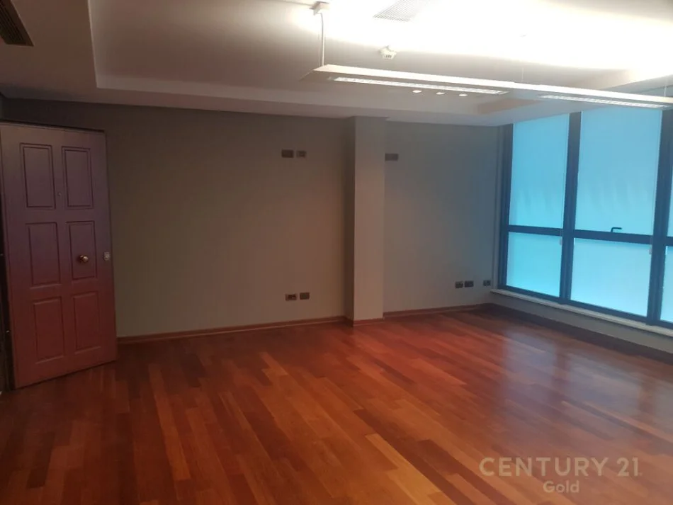 Tirane, jepet me qera zyre Kati 3, 70 m² 850 € (Rruga e barrikadave)