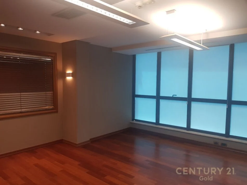 Tirane, jepet me qera zyre Kati 3, 70 m² 850 € (Rruga e barrikadave)