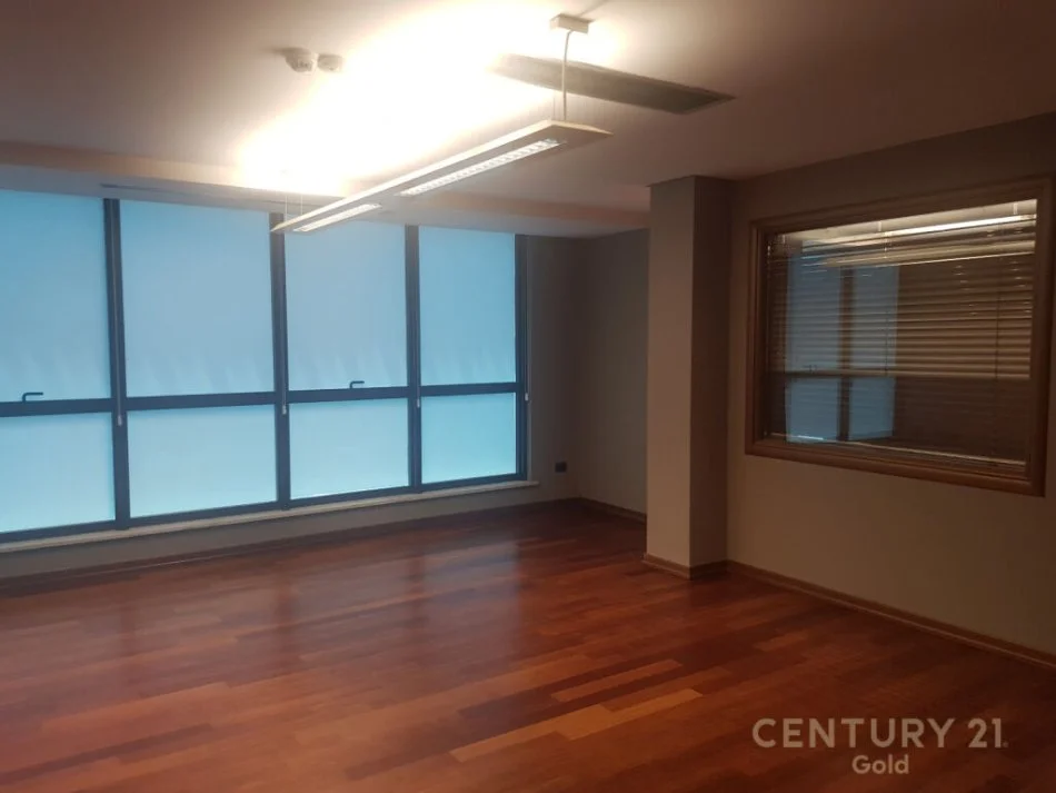 Tirane, jepet me qera zyre Kati 3, 70 m² 850 € (Rruga e barrikadave)