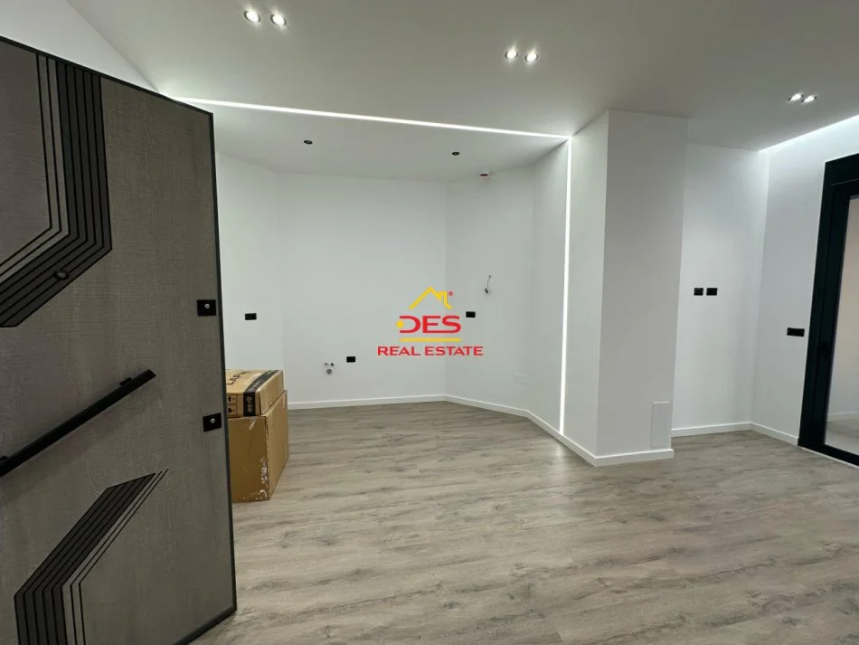 Vlore, shitet apartament 1+1+Ballkon Kati 1, 70 m² 240.000 € (Rruga Murat Tërbaçi)