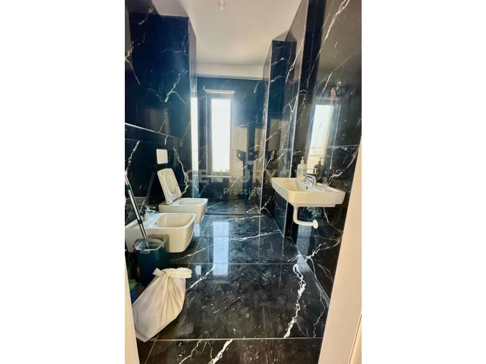 Tirane, shitet apartament 2+1+Ballkon Kati 5, 92 m² 240.000 € 