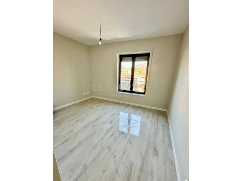 Tirane, shitet apartament 2+1+Ballkon Kati 5, 92 m² 240.000 € 