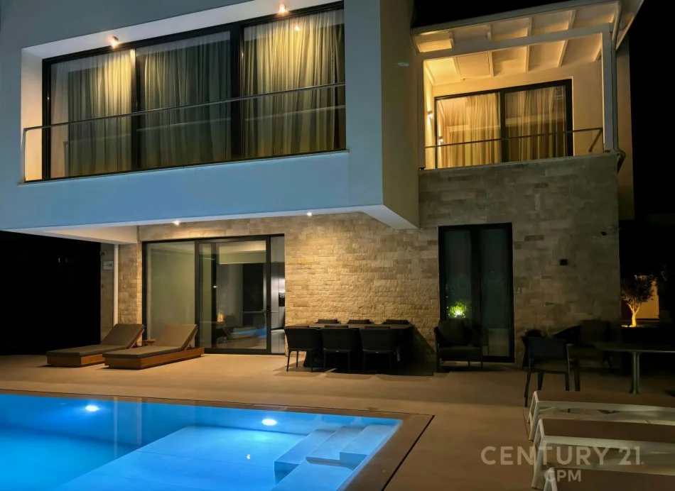 Durres, shitet Vile 4+1+Ballkon Kati 2, 629 m² 1.400.000 € (Gjiri I Lalëzit)