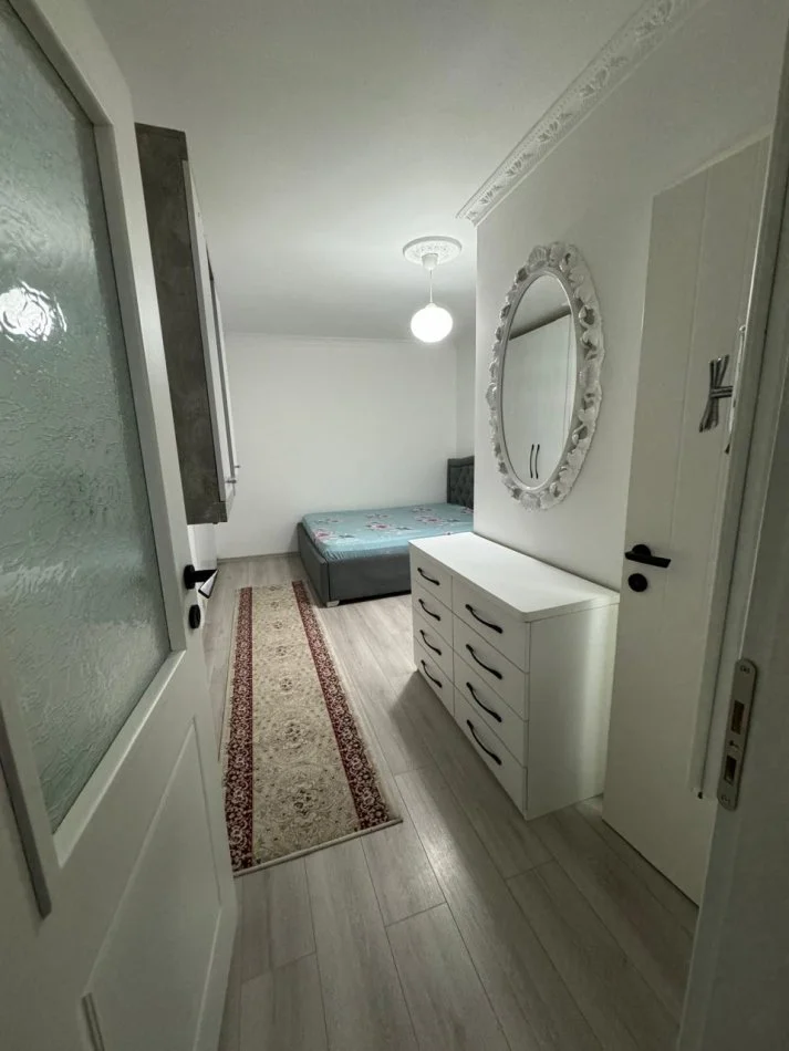 Tirane, jepet me qera apartament 1+1 Kati 1, 55 m² 430 € (Rruges se Dibres , te shkolla e bashkuar)
