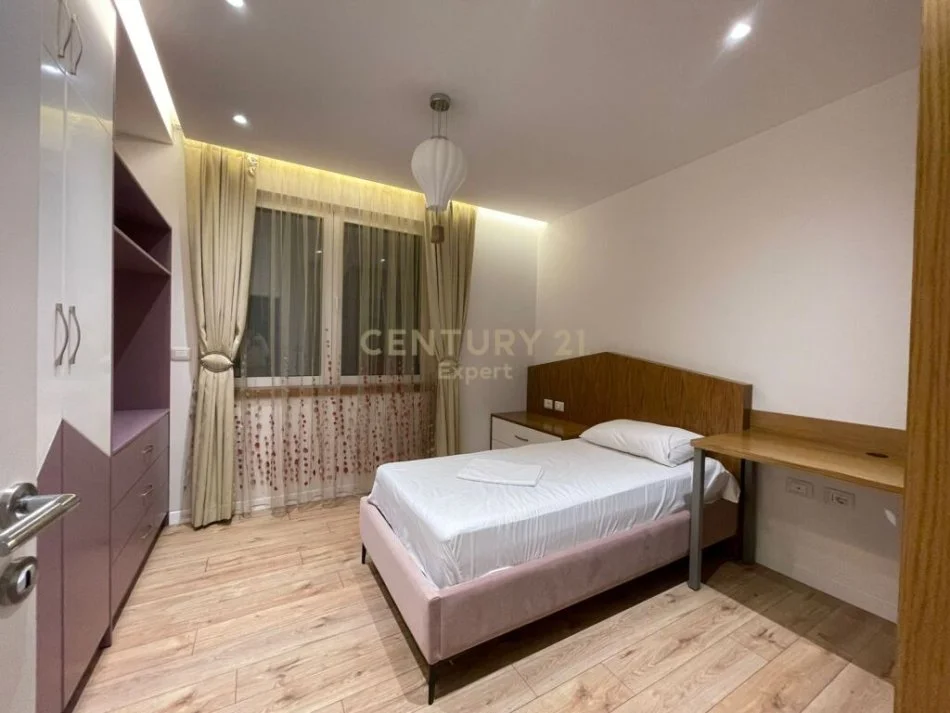 Tirane, jepet me qera apartament 2+1 Kati 5, 135 m² 1.000 € 