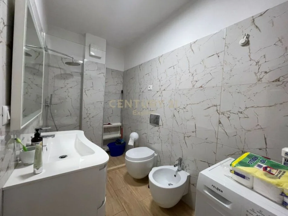 Tirane, jepet me qera apartament 2+1 Kati 5, 135 m² 1.000 € 