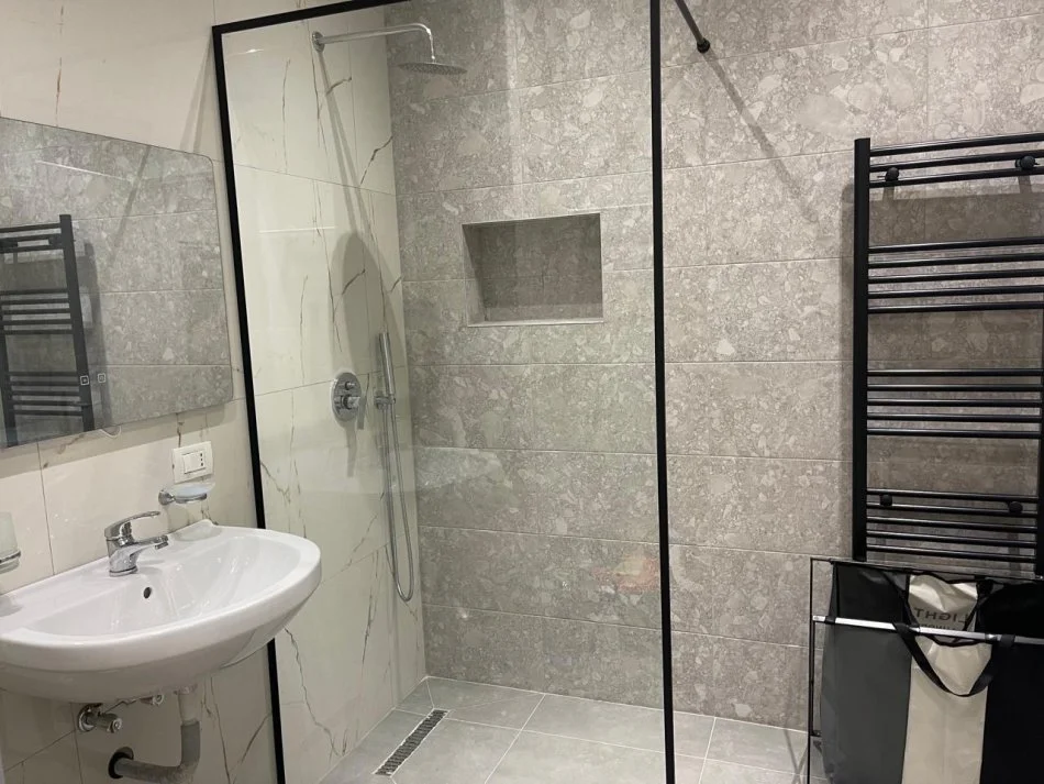 Tirane, jepet me qera 2+1+Ballkon Kati 1, 750 € 