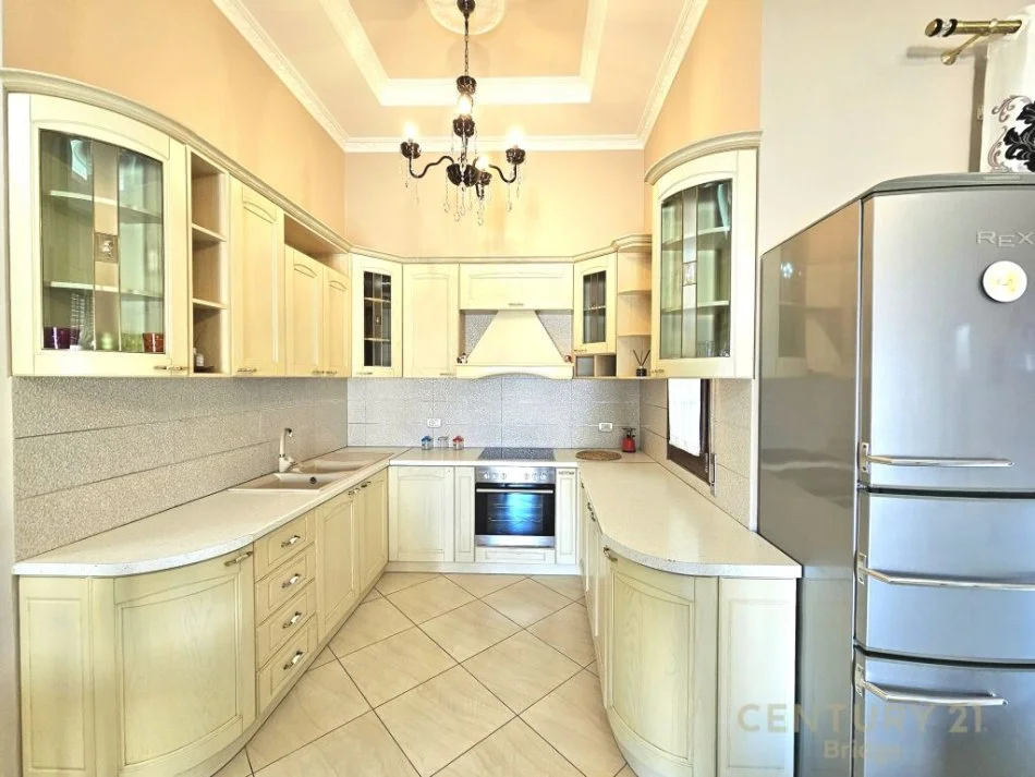 Tirane, jepet me qera apartament+verande | Penthouse 2+1+Aneks+Ballkon Kati 7, 200 m² 800 € 