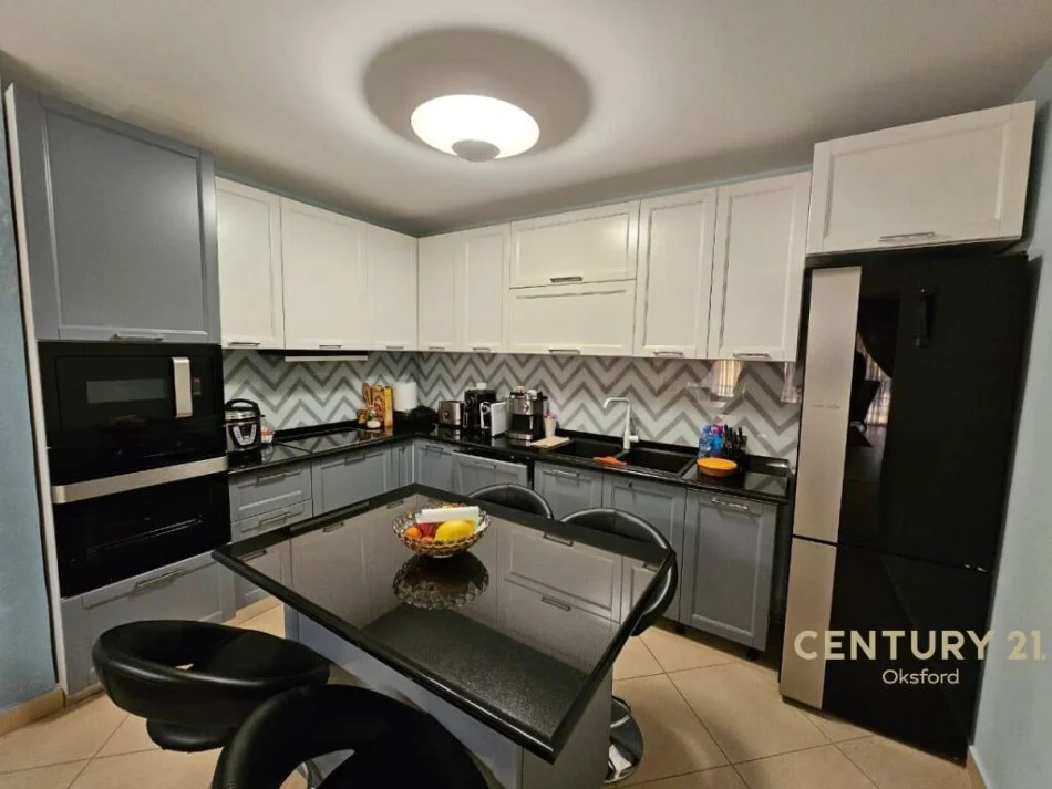 Tirane, shitet apartament 4+1+Aneks+Ballkon Kati 5, 224 m² 300.000 € (Unaza e Re)