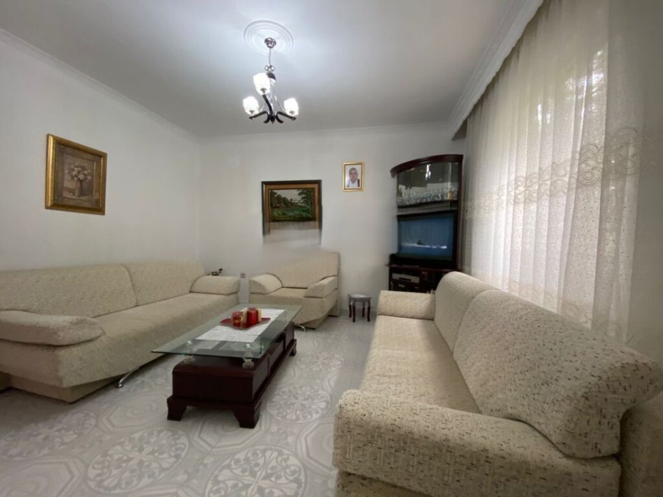 Tirane, jepet me qera apartament 1+1 Kati 2, 