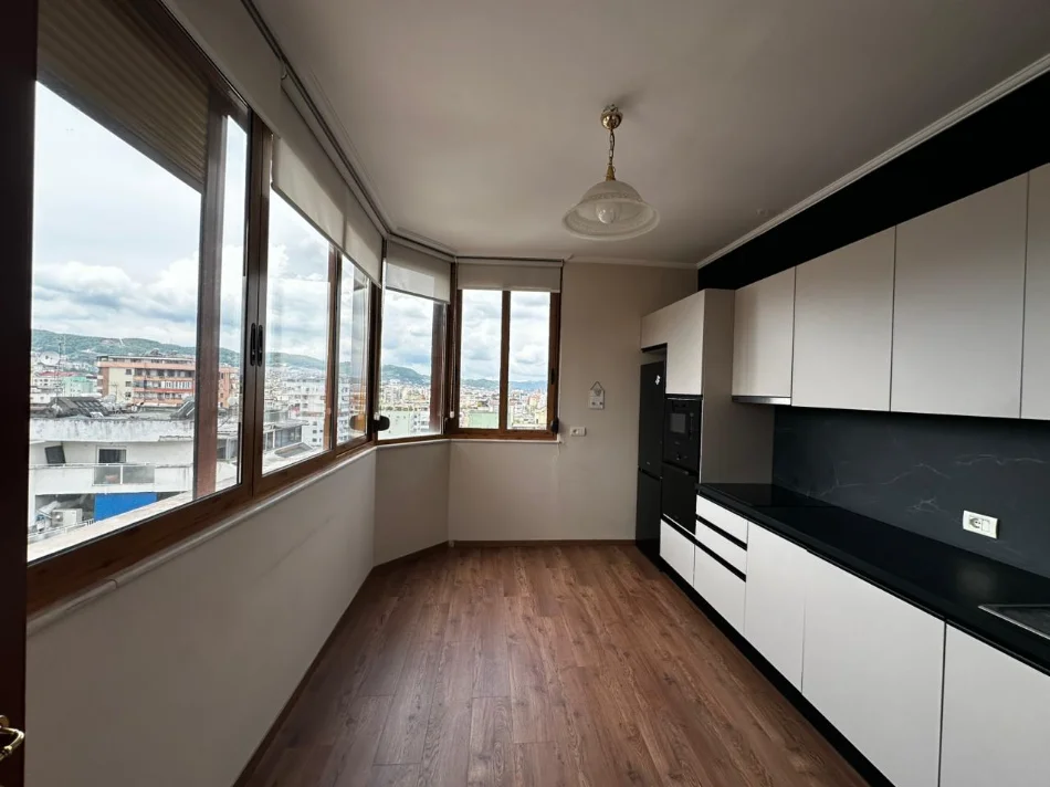 Tirane, jepet me qera zyre Kati 10, 125 m² 2.300 € (Blloku)