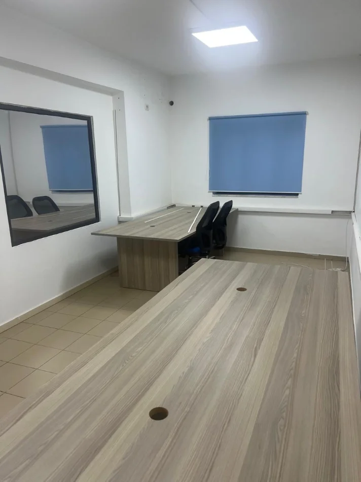 Tirane, jap me qera zyre Kati 0, 130 m² 900 € (Sheshi Avni Rustemi)