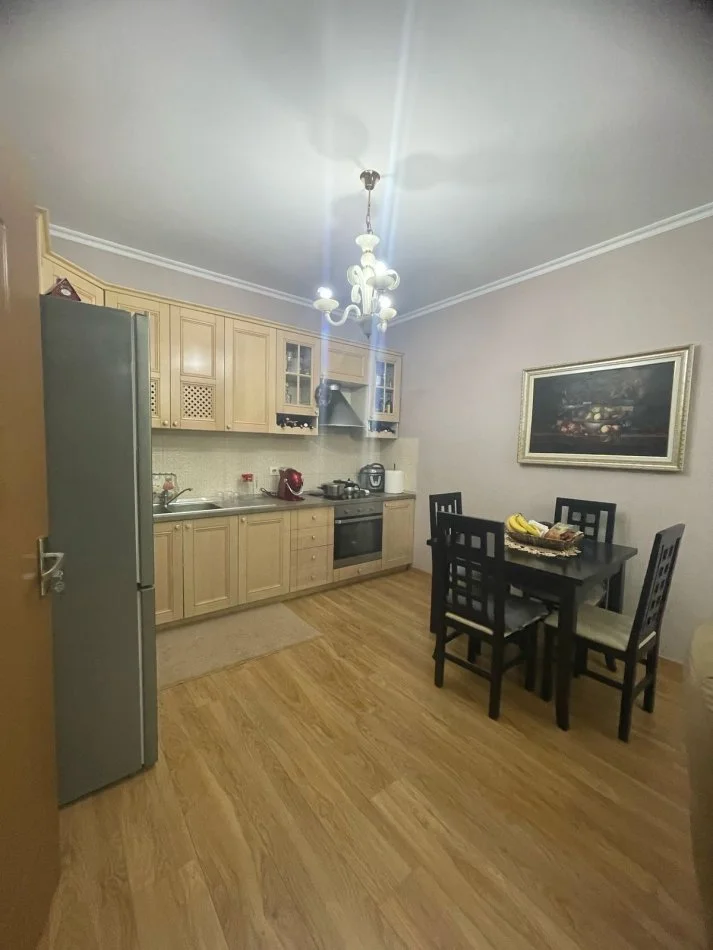 Tirane, jepet me qera apartament 2+1+Ballkon Kati 4, 100 m² 450 € (Rruga : Besim Alla)