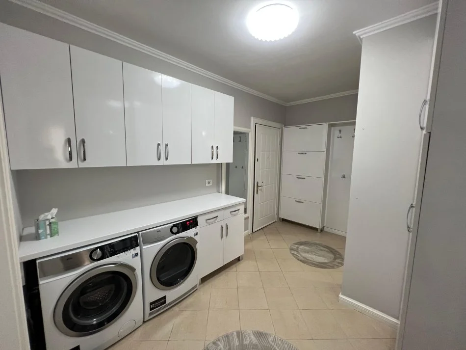 Tirane, jepet me qera apartament 2+1 Kati 4, 111 m² 800 € (Selvia)