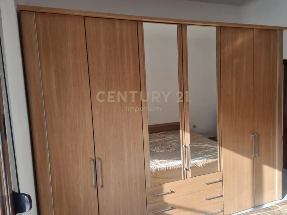 Tirane, jepet me qera apartament 1+1 Kati 3, 70 m² 350 € 