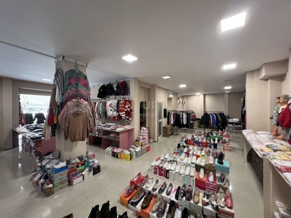 Tirane, jepet me qera ambjent biznesi Kati 0, 150 m² 3.000 € (laprake)
