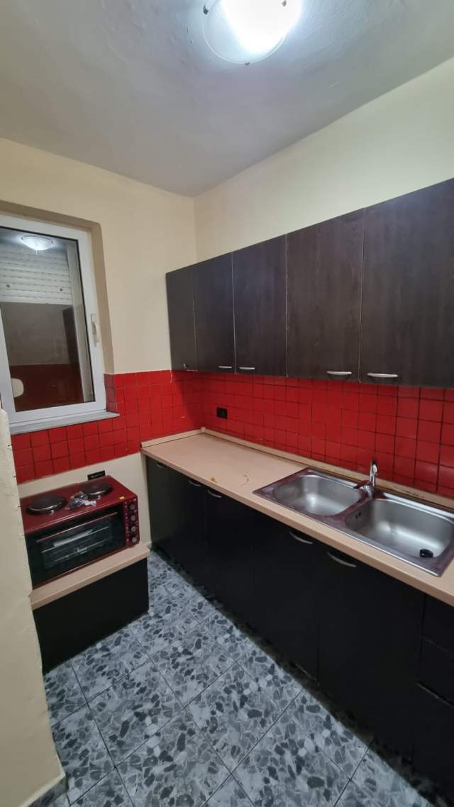 Tirane, jepet me qera apartament 1+1 Kati 3, 55 m² 300 Euro (Ferit Xhajko)