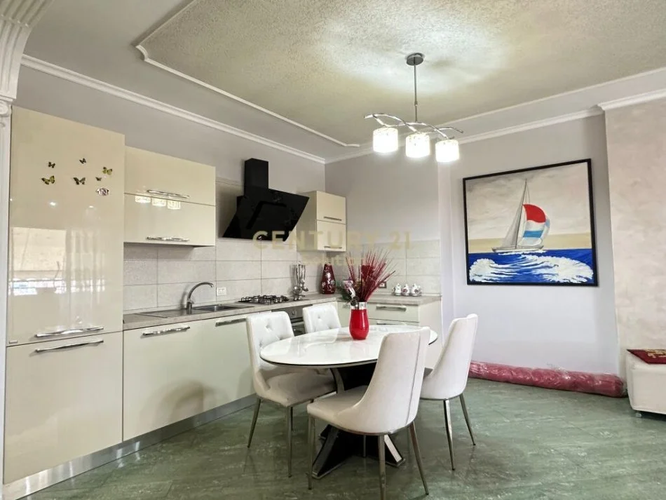 Tirane, jepet me qera apartament 2+1 Kati 8, 112 m² 500 € (Astir)