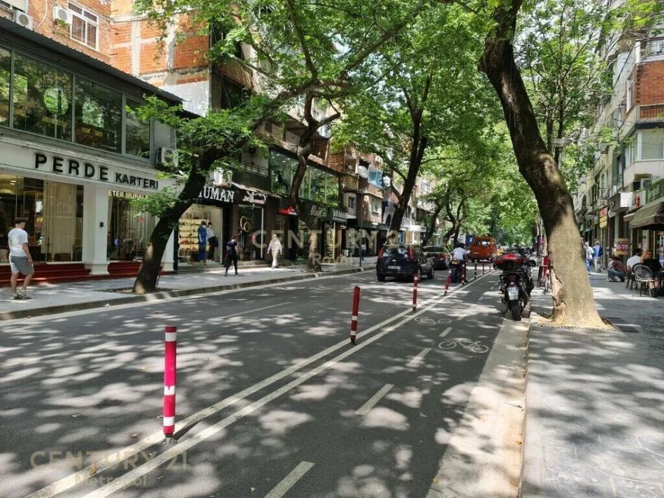 Tirane, jepet me qera dyqan Kati 0, 104 m² 2.500 € 