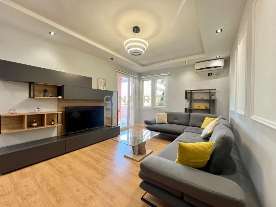 Tirane, jepet me qera apartament 2+1+Ballkon Kati 1, 120 m² 800 € (Neom104511)