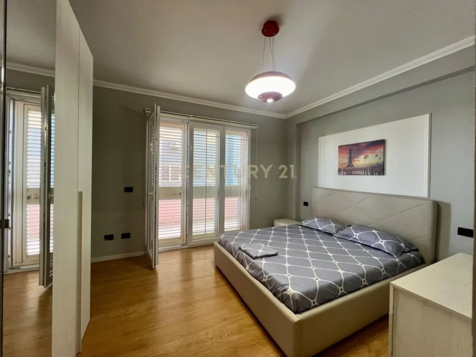Tirane, jepet me qera apartament 2+1+Ballkon Kati 1, 120 m² 800 € (Neom104511)