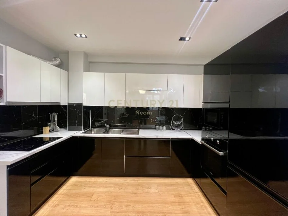 Tirane, jepet me qera apartament 2+1+Ballkon Kati 1, 120 m² 800 € (Neom104511)