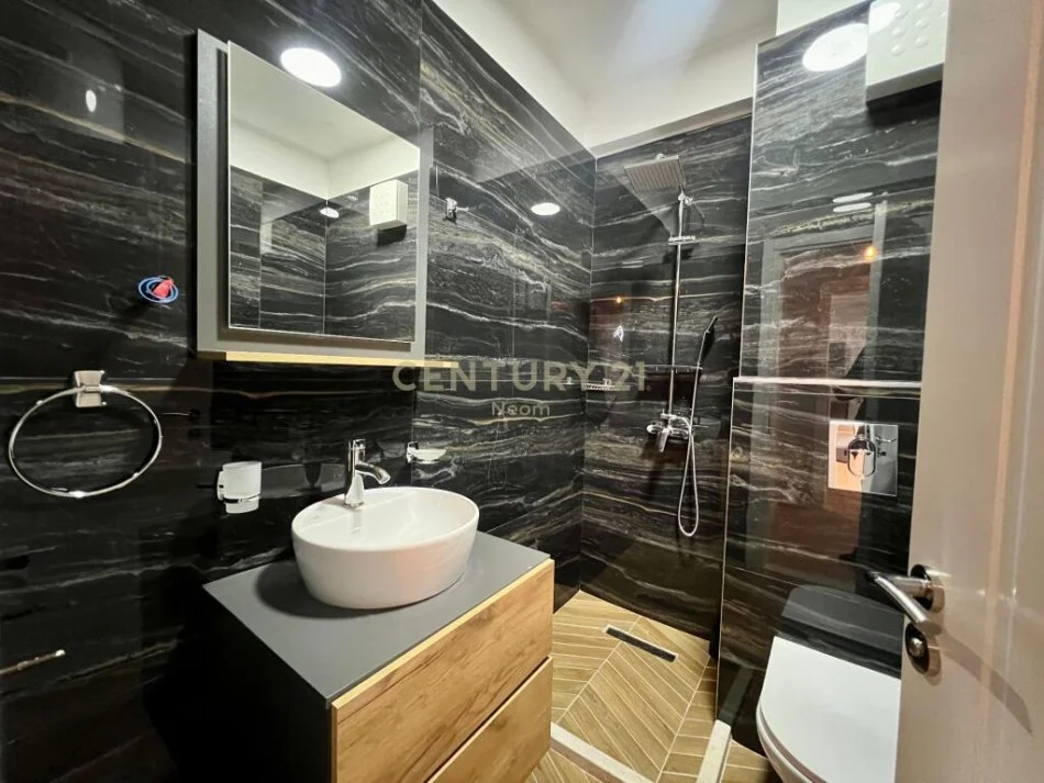 Tirane, jepet me qera apartament 2+1+Ballkon Kati 1, 120 m² 800 € (Neom104511)