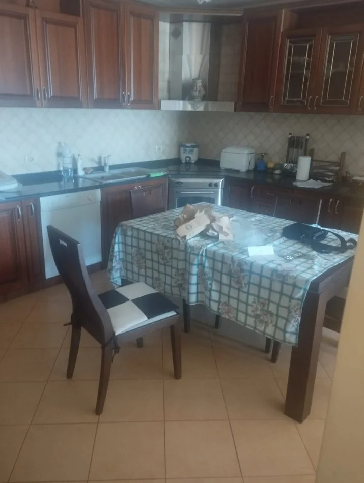 Tirane, jepet me qera apartament 2+1+Ballkon Kati 4, 90 m² 500 € (Rruga Ferit Xhajko)