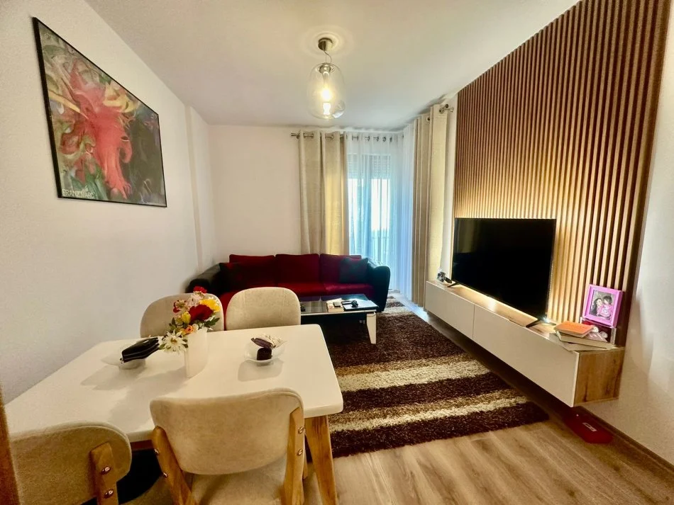 Tirane, jepet me qera apartament 1+1+Aneks+Ballkon Kati 1, 65 m² 450 € (Kinostudio)