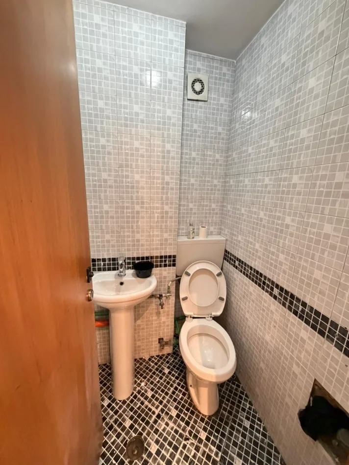 Tirane, jepet me qera bar-resorant Kati 0, 99 m² 600 € (zogu i zi)