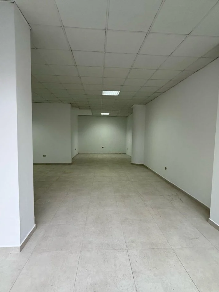 Tirane, jepet me qera dyqan Kati 0, 74 m² 700 € (21 dhjtori)