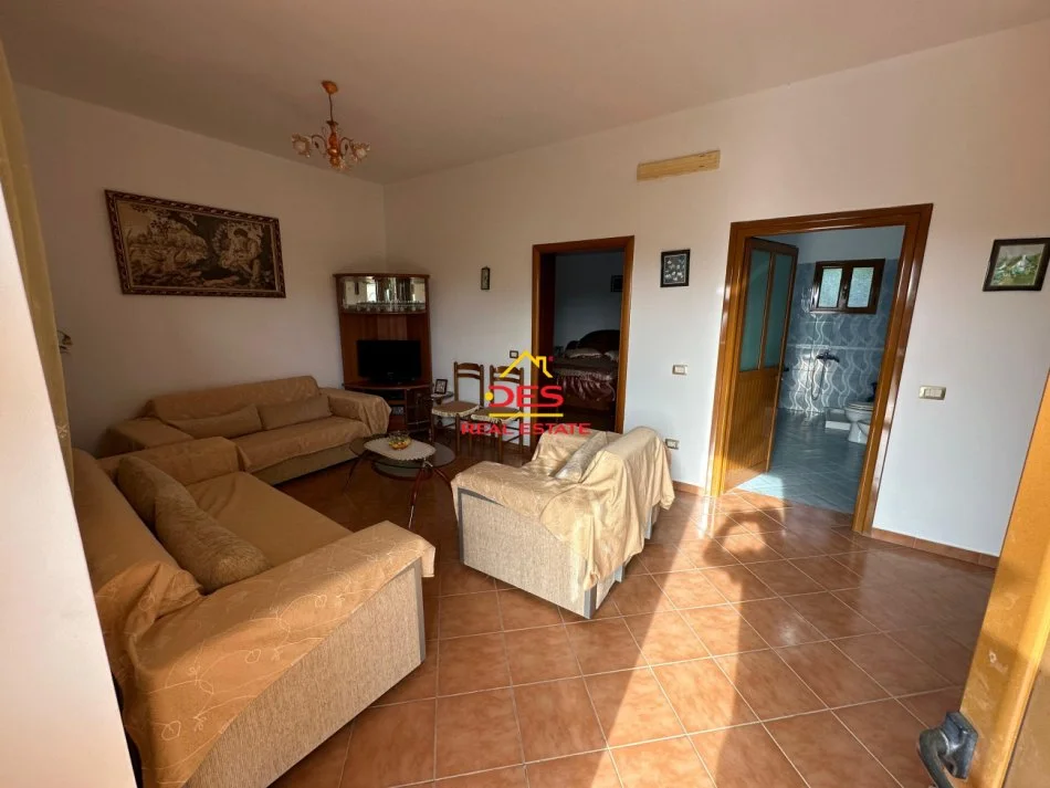 Vlore, shitet shtepi Kati 0, 246 m² 85.000 € (Rruga Armen)