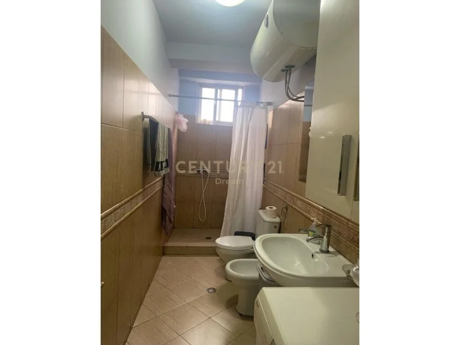 Tirane, jepet me qera apartament 2+1 Kati 2, 92 m² 750 € 