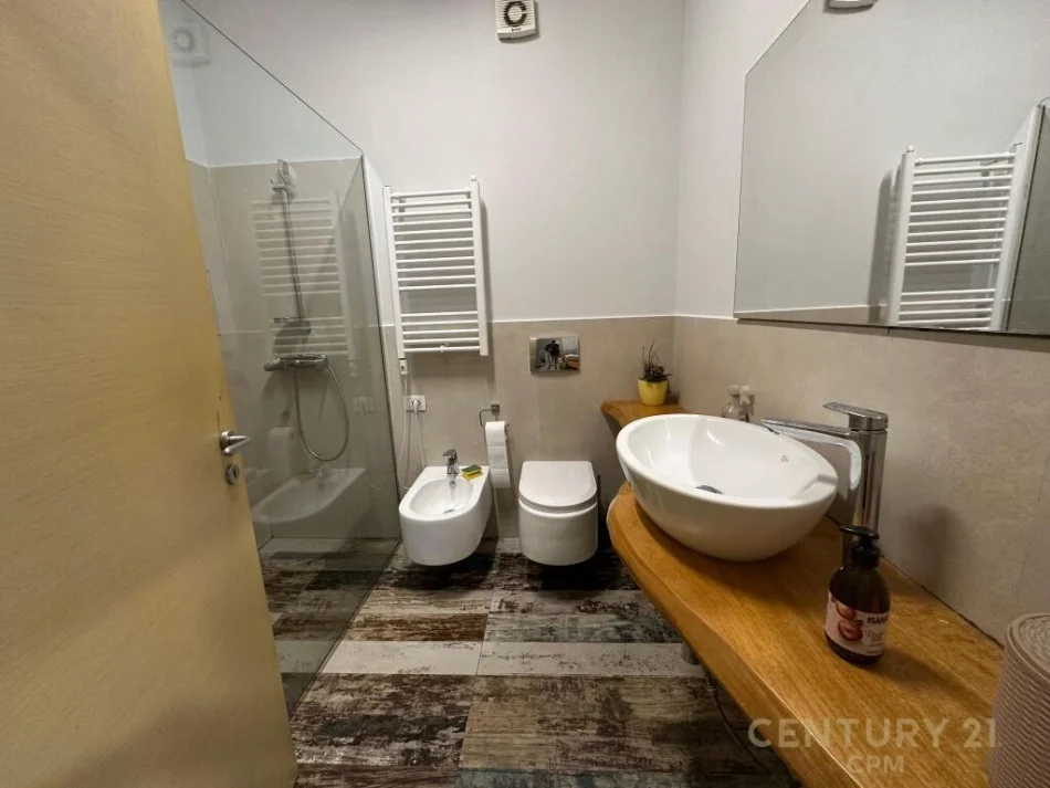 Tirane, shitet apartament duplex 3+1+Ballkon Kati 2, 135 m² 250.000 € (tek hipoteka)