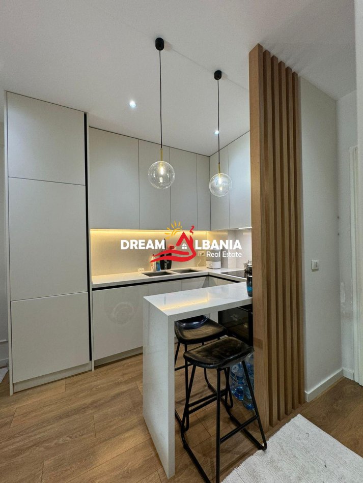 Tirane, jepet me qera apartament 1+1 , 75 m² 650 € (ish parku)
