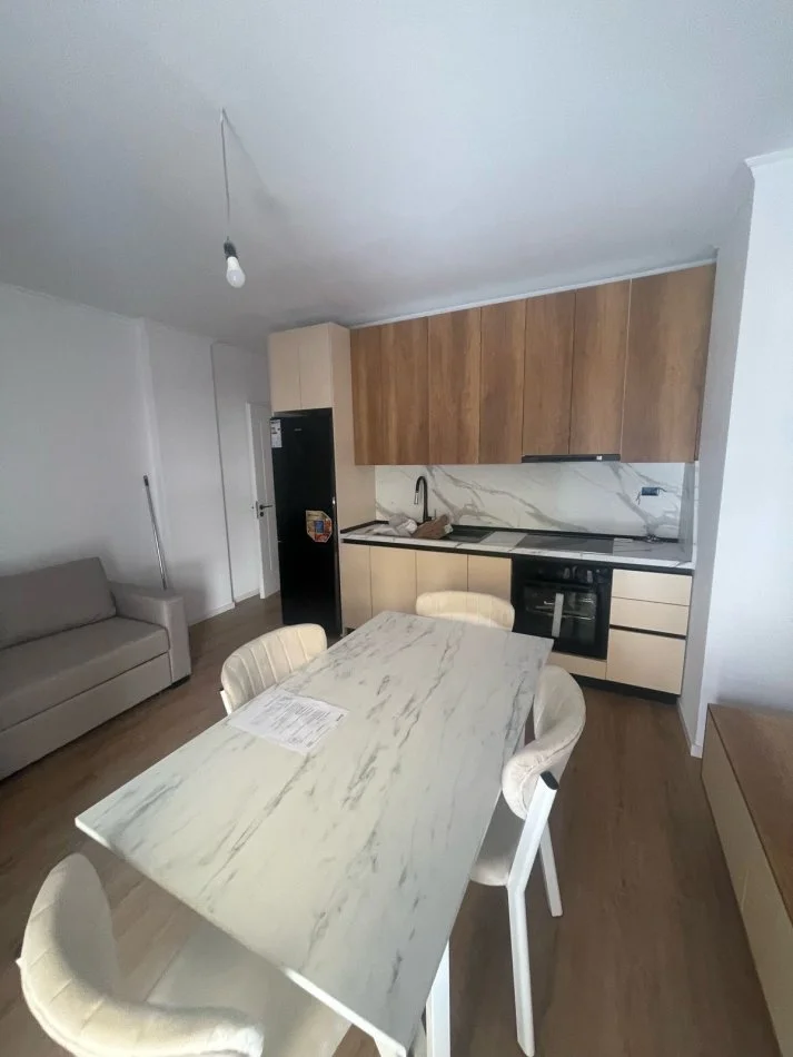 Tirane, jepet me qera apartament 1+1 Kati 2, 50 m² 600 € (Rr Mine Peza)