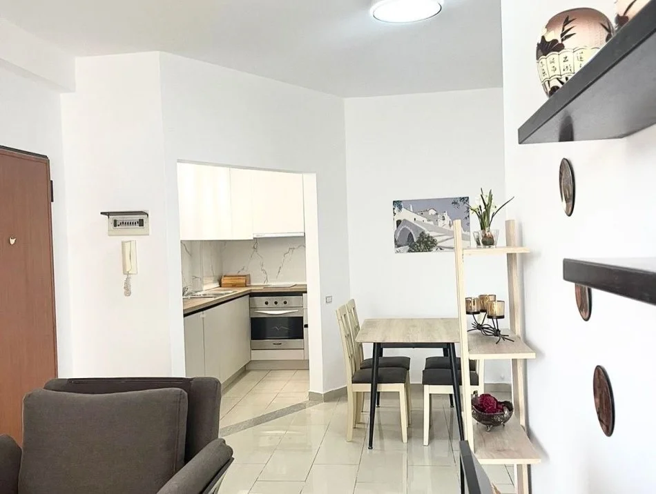 Tirane, jepet me qera 2+1+Ballkon , 600 € 