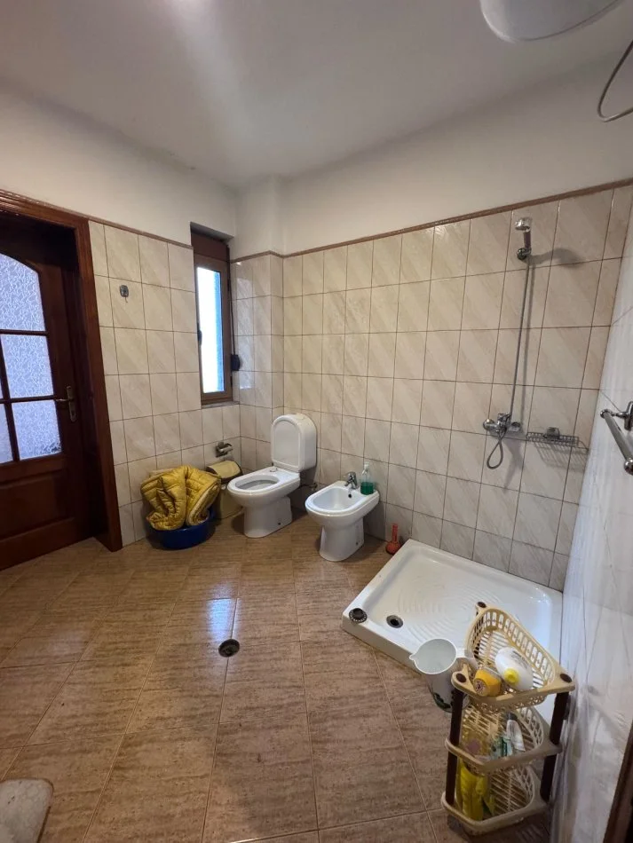 Tirane, jepet me qera apartament 1+1+Ballkon Kati 4, 70 m² 400 € (rruga Don Bosko)