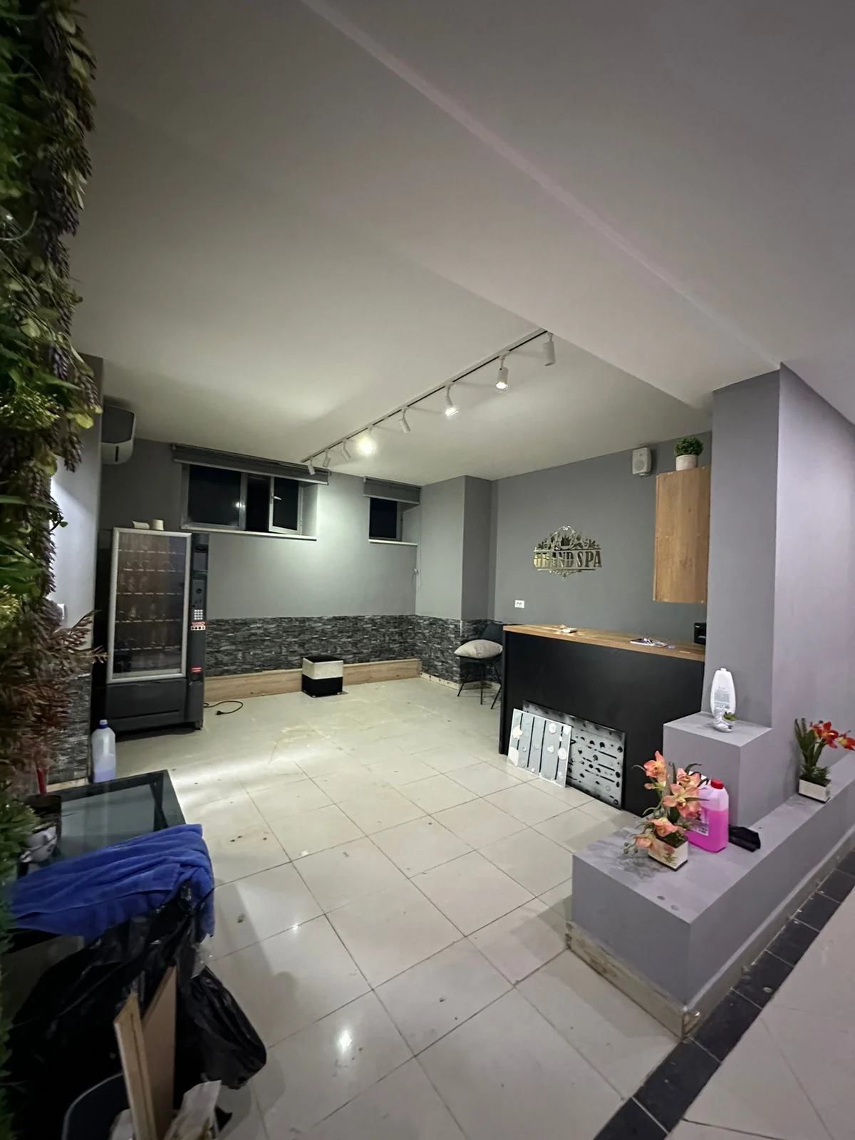 Shitet Ambjent biznesi (i investuar) prane Sheshit Wilson,sip. Totale 133 m2,kati -1,cmimi 140,000 Euro