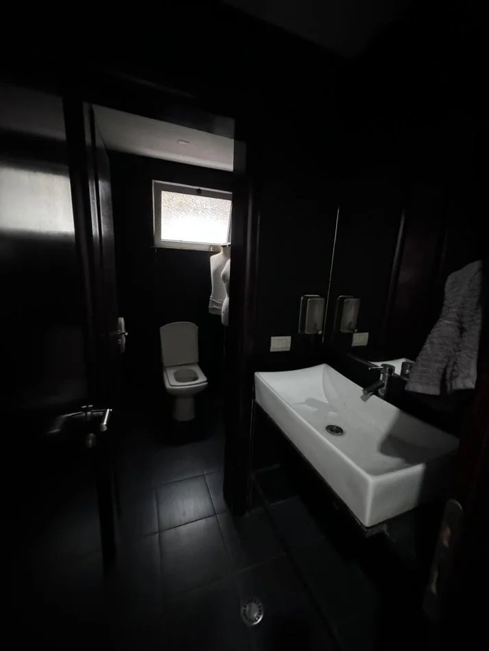 Tirane, jepet me qera ambjent biznesi Kati 2, 140 m² 1.200 € (rruga Muhamed Gjollesha)