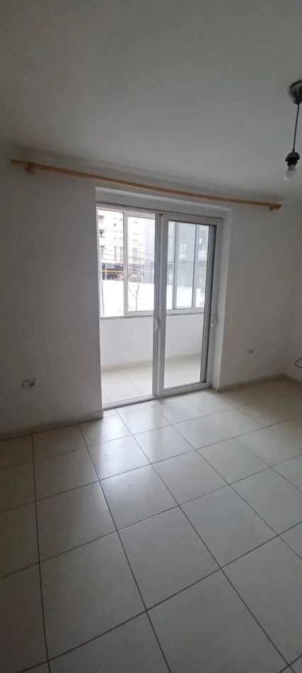 Tirane, jepet me qera apartament 3+1+Aneks+Ballkon Kati 2, 110 m² € (Nikolla Zoraqi prane Fufarmes)