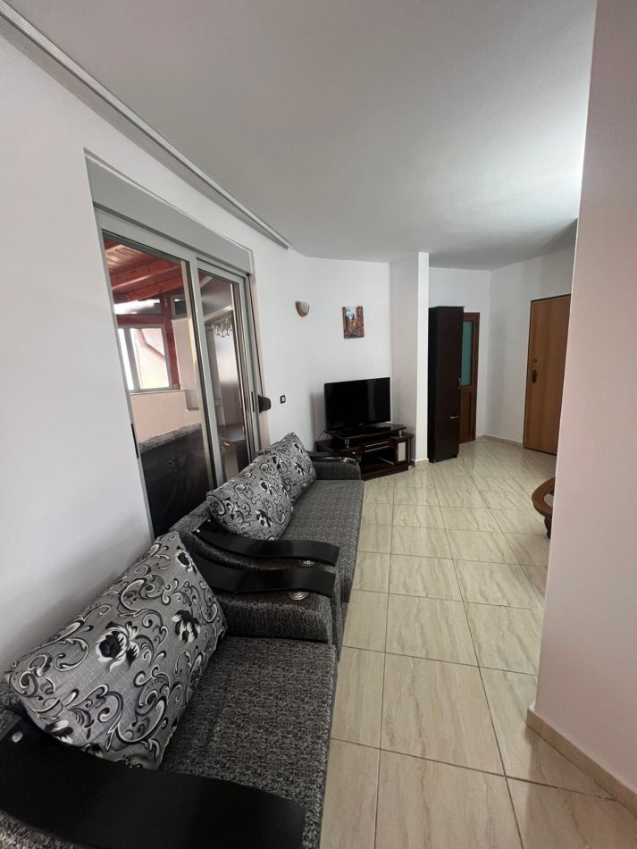 Tirane, jepet me qera apartament 2+1 Kati 2, 100 m² 650 € (Ali Demi)