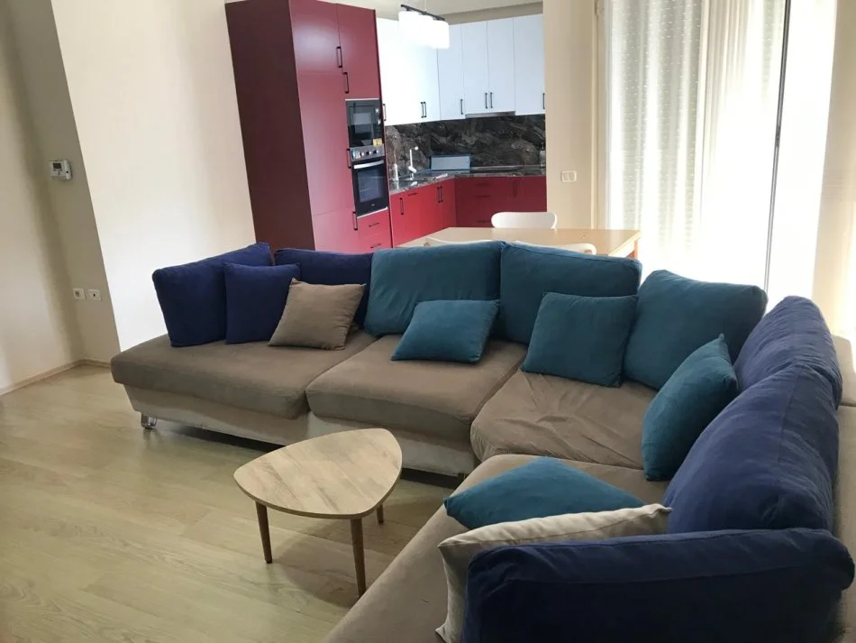 Tirane, jepet me qera 2+1+Ballkon , 136 m² 700 € (tek Liqeni Thate)