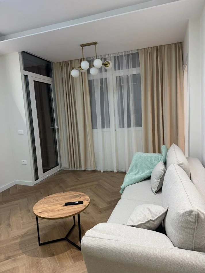 Tirane, jepet me qera apartament 1+1+Ballkon Kati 1, 55 m² 450 € (rruga 5 Maj)