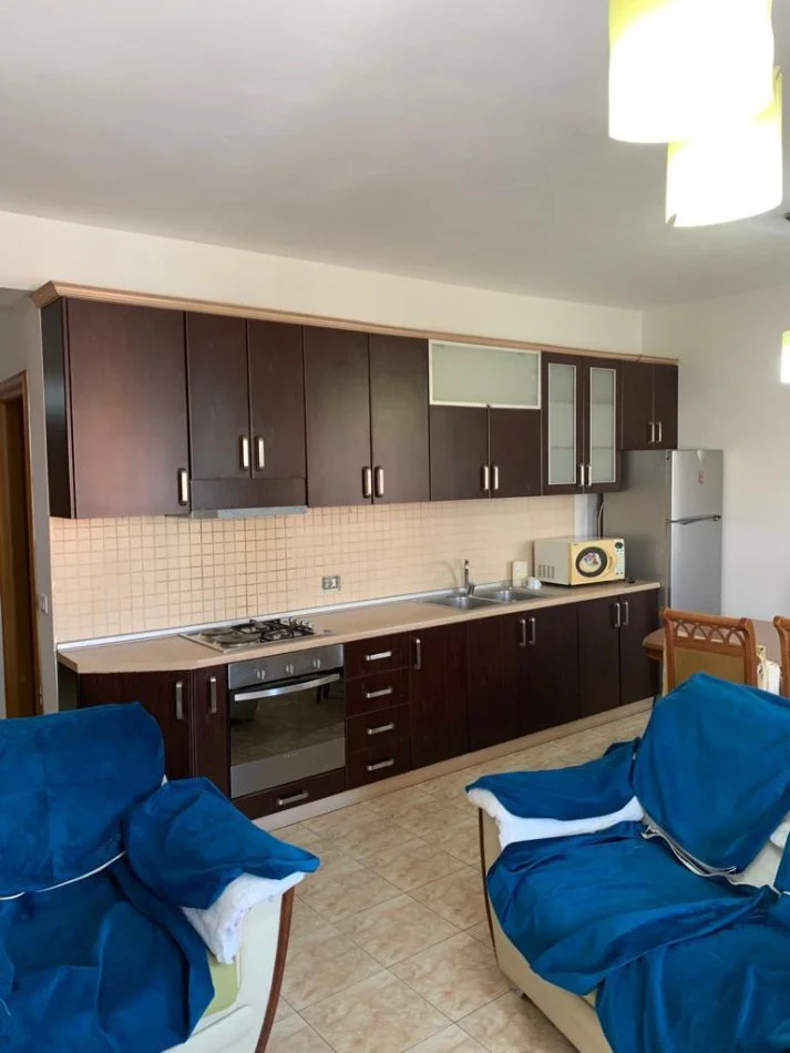 Tirane, jepet me qera apartament 2+1+Ballkon Kati 3, 96 m² 600 € (Kristal Centre)