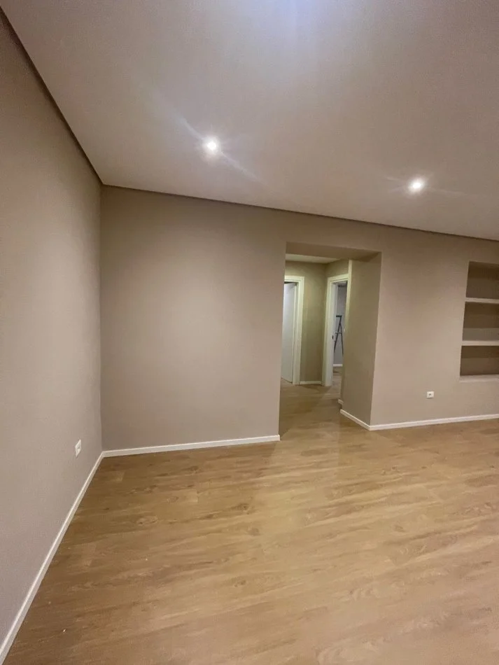 Tirane, jepet me qera ambjent biznesi Kati 2, 93 m² 900 € (Rruga Kavajes)