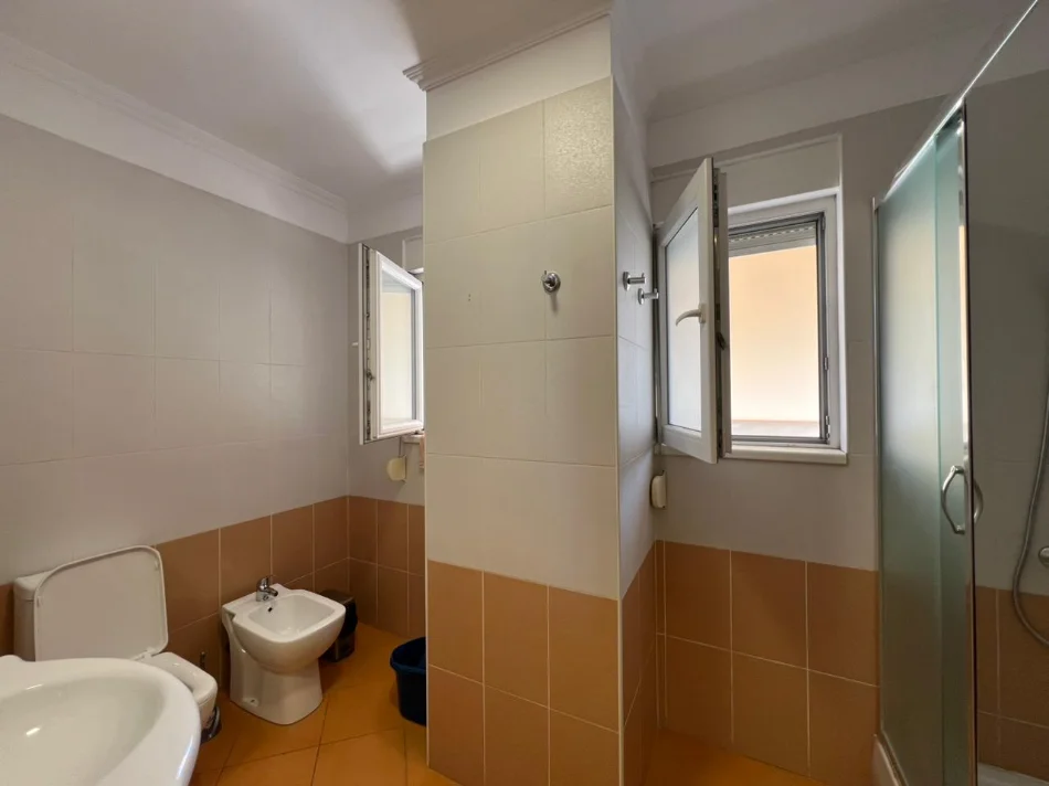 Tirane, jepet me qera apartament 1+1 Kati 8, 75 m² 600 € (Ndre Mjeda)