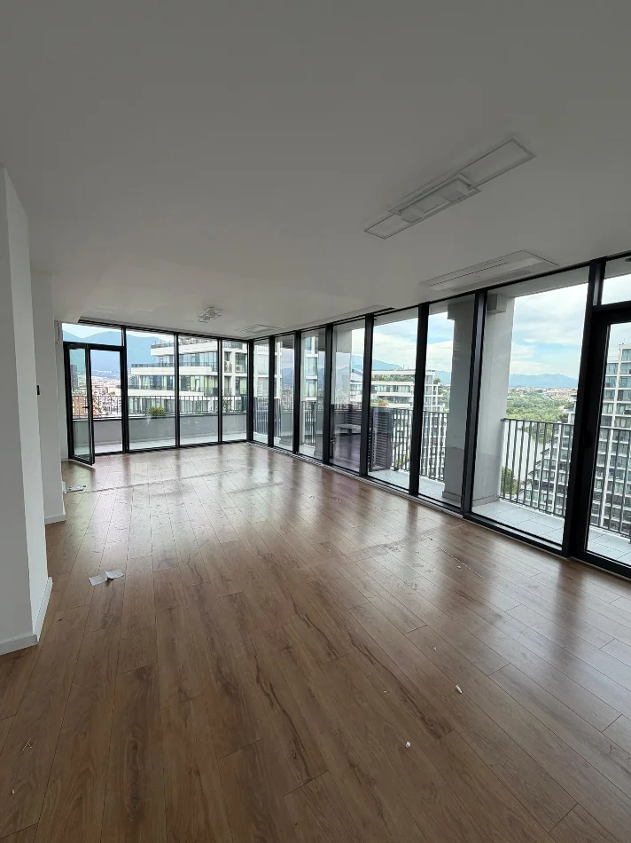 Tirane, jepet me qera zyre Kati 12, 200 m² 3.000 € (Lake View Residence)