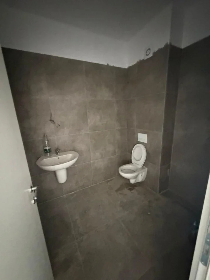 Tirane, jepet me qera apartament 2+1+Ballkon Kati 3, 99 m² 350 € (Apartament 2+1+2 Per Qera Kamez I Pabanuar Me Pare)
